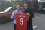 Luis Suarez ký tặng Văn Toàn lên áo số 9 của ĐT Việt Nam