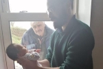 Hình ảnh ấm lòng giữa tâm bão Covid-19: Ông nội đứng ngoài cửa kính trìu mến ngắm cháu trai mới chào đời