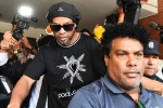 Ronaldinho tiếp tục nhận tin dữ trong tù