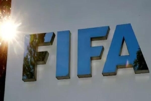 FIFA yêu cầu cầu thủ giảm 50% lương vì đại dịch Covid-19