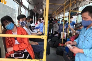 Người dân chen chân trên xe buýt trong ngày đầu Hà Nội giảm 80% công suất hoạt động phòng dịch Covid-19