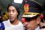 'Ronaldinho đang bị suy sụp trong tù'