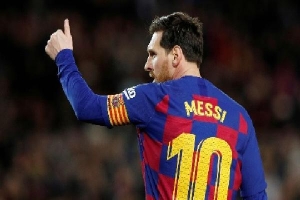 Giảm 70% lương, thu nhập của Messi còn bao nhiêu?