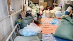 Bắt quả tang cơ sở tái chế 100.000 khẩu trang y tế ở Long An