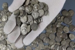 Tìm thấy hơn 1.700 đồng bạc cổ trên cánh đồng