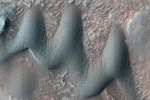 Đụn cát giống răng cá mập trên sao Hỏa