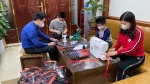 Gia đình cô giáo cấp 2 ở Hưng Yên làm mặt nạ chống COVID-19 tặng miễn phí nhiều đơn vị