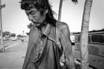 10 năm chụp người vô gia cư, nhiếp ảnh gia sốc khi biết danh tính người đàn ông trên đường