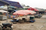 Chợ hoa Quảng Bá - nơi BN 243 từng đặt chân đến 7 lần trong tháng 3 - đóng chặt cửa