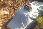 Chính trị gia được chôn cất trong xe Mercedes