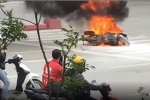 Người dân hoảng hốt khi chiếc xe máy bất ngờ bốc cháy giữa ngã tư Hà Nội