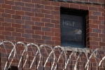 Nhà tù ở Mỹ trở thành ổ dịch Covid-19, các tù nhân lo sợ viết lời kêu cứu trên cửa kính