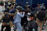 Biểu tình yêu cầu cung cấp đồ bảo hộ, bác sĩ Pakistan bị cảnh sát đánh đập dã man