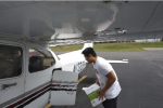 Video: Nam sinh 16 tuổi lái trực thăng tiếp tế đồ dùng bảo hộ cho bác sĩ Mỹ