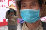 'Chúng tôi đói': Người nghèo Hà Nội rớm nước mắt nhận quà từ ATM gạo