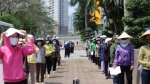 Hàng trăm người đội nắng đi siêu thị 0 đồng đầu tiên ở Hà Nội