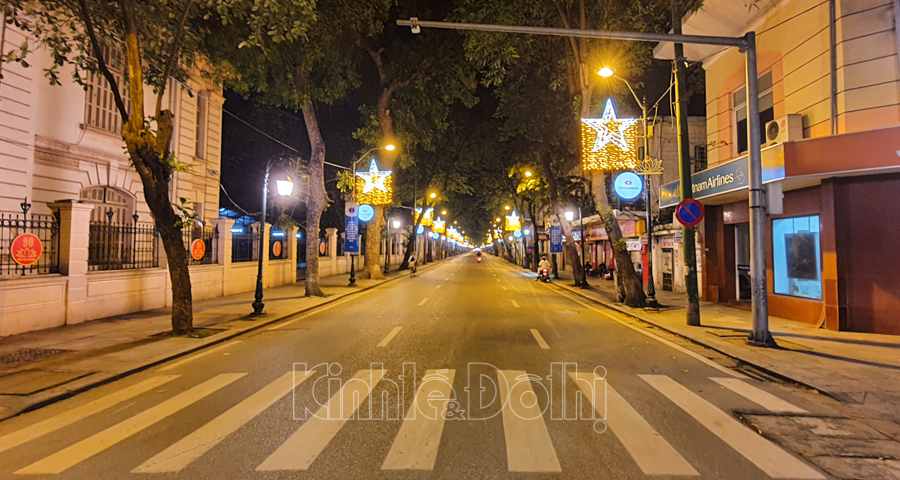 Đêm Hà Nội là một trải nghiệm đáng nhớ không chỉ với người dân địa phương mà còn cả với du khách. Đi dạo trên phố về đêm, thưởng thức ẩm thực đường phố và ngắm nhìn địa điểm nổi tiếng là 3 điều bạn nhất định phải trải qua khi đến Hà Nội. Hãy tìm hiểu thêm về vẻ đẹp của \