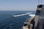 Tàu Iran thị uy trước một loạt tàu chiến Mỹ