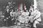 Bức ảnh chụp đại gia đình tụ họp tươi cười nhưng nhìn kỹ hơn lại là chi tiết gây sởn tóc gáy