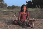 Thiên nhiên kỳ bí: Bé gái mỉm cười khi bị rắn hổ mang bành cực độc cắn vào người