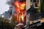 Cháy lớn ngôi nhà trong phố cổ Hà Nội