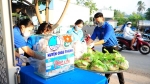 Bến Tre: Người nghèo ở thị trấn Châu Thành được tặng bánh mì và nhu yếu phẩm
