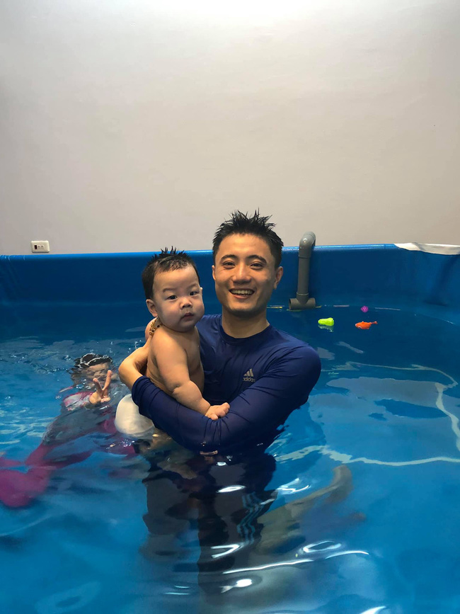 Anh Trương Thanh Tùng đã có 5-6 năm minh nghiệm dạy bơi.