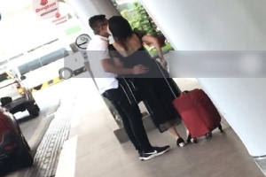Clip: Nghi vấn MC Minh Hà ôm hôn tình mới ở sân bay Tân Sơn Nhất