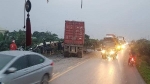 Hưng Yên: Xe container lật ngang sau va chạm, 1 tài xế tử vong
