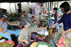 Khu chợ 100% tiểu thương đeo kính chắn giọt bắn tại Hà Nội giữa mùa dịch Covid-19