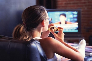 Tại sao vừa ăn vừa xem tivi lại tăng cân nhanh hơn?