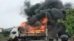 Xe tải bốc cháy thiêu rụi hàng chục xe máy mới