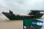 Tàu cá có chữ Trung Quốc dạt bờ biển Quảng Bình