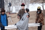 Cười bò với hậu trường phim cổ trang Trung Quốc: Màn 'bế không khí' không hài bằng chiêu cưỡi ngựa 'có như không'