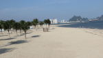 Cảnh hiếm có ở bãi biển Quảng Ninh dịp nghỉ lễ, không bóng du khách