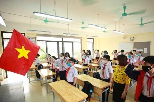 Tiết chào cờ đặc biệt tại trường THCS Khương Đình trong ngày đầu đi học trở lại
