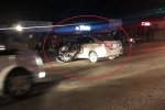 Hai nam thanh niên phóng xe máy vượt đèn đỏ đâm vào ôtô