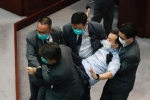 Nghị sĩ Hong Kong ẩu đả để giành bục chủ trì cuộc họp ủy ban