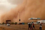 Clip: Kinh hoàng trận bão cát khổng lồ như 'nuốt chửng' cả thành phố