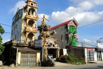 Ngôi nhà độc - dị - lạ chỉ có ở Hưng Yên, trưng bày hàng trăm đồ phong thủy ngoài mặt đường