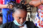 Kiểu tóc 'virus corona' giá chưa tới 1 USD hot ở khu ổ chuột Kenya