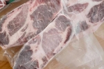 Thịt lợn đen ăn quả sồi nhập về bán 1-3 triệu đồng/kg, nhà giàu Việt ưa chuộng 'cân hết'