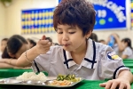 [Ảnh] Bữa ăn bán trú đầu tiên của học sinh tiểu học trong ngày trở lại trường
