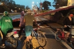 Mái tôn bay xuống đường trong cơn dông ở Hà Nội