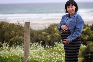Mẹ Đồng Nai lên bàn đẻ tim thai bất ổn, chồng Úc khóc hết nước mắt bế con trên tay