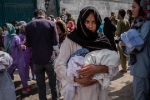 Em bé chưa có tên đã dính đầy máu mẹ - ngày kinh hoàng ở Afghanistan