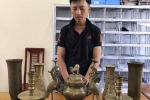 Tạm giam tên nghiện ở Hà Tĩnh trộm cắp đồ thờ