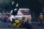 Nữ tài xế môtô mất tập trung đâm thẳng vào đuôi ôtô