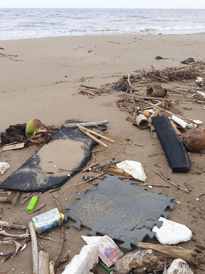 Tờ tiền 200 nghìn đồng trôi dạt vào bờ biển lẫn cùng rác thải 