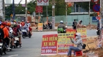 Lật tẩy chiêu trò đằng sau những tấm biển bán bảo hiểm 10.000 đồng/năm ở Sài Gòn